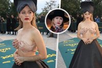 Karolinna na premiéře Zrádců: Ruce na prsou