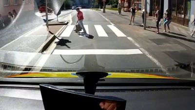 Ani se nerozhlédli. Záchranáři zveřejnili drsné záběry chodců před sanitkou