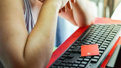 Platební kartu předala neznámému muži na ulici v Šumperku. Ten pak vybral peníze i z účtu jejího přítele