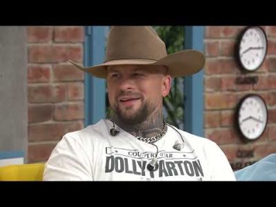 Marpo položí hrnek s kafem na stůl I Memphis I Snídaně I Nova