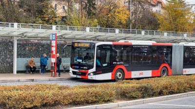 Cestující zuří. Některé autobusy nevyjely, chybí řidiči, omlouvá se dopravce