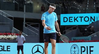 Poškozený Menšík. Rozhodčí ho obral o fiftýn i šanci na skalp světové trojky