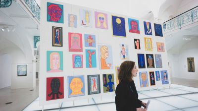 Život mezi tvářemi a kosatci. Čím byli unikátní malíři Nováková a Brázda