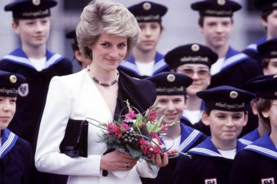 Buckinghamský palác se ostře ohradil vůči tvrzení Dianina bratra v nové knize