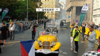 OBRAZEM: Start automobilového závodu 1000 mil československých v centru Prahy
