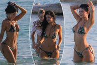 Sexy Kylie Jennerová v odvážných bikinách: Tyhle maskáče toho moc nezakryly!