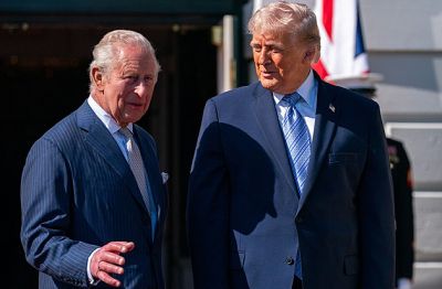 Trump při setkání s králem porušil protokol. Poklepal ho po rameni