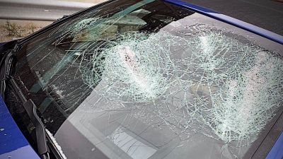Řidič zastavil na slovenské dálnici a teleskopickým obuškem začal ničit BMW z půjčovny