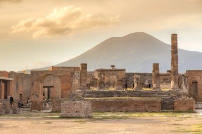 Převlékl se za průvodce v Pompejích a vlákal mladíka do ruin. Tam ho osahával