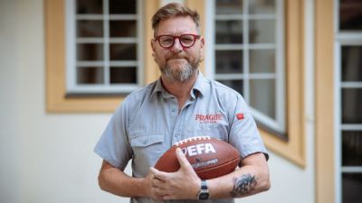 Na tribuny přitáhneme tisíce lidí, věří majitel nejstaršího českého klubu amerického fotbalu Prague Lions. Zatím ale prodělává milion eur ročně
