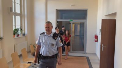 Agresivní bezdomovkyni z Jihlavy prověří psychiatři. Obhájce brojí proti vazbě