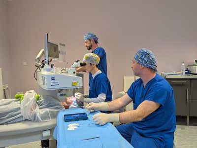 Umělá čočka? Ne, stačí laser. Nový zákrok zbaví lidí závislosti na brýlích