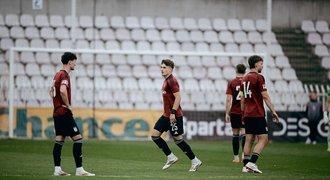 Béčko Sparty proti Opavě ubojovalo bod. Zbrojovka porazila Slavii, Táborsko udrželo náskok