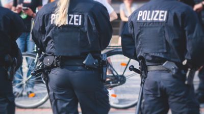 Chtěl zabíjet nevěřící v kostele. Policie v Německu dopadla radikála z IS