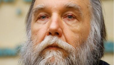 Paranoidní Dugin zkouší vyděsit Rusy. Prohnilý Západ je prý chce zabíjet výbušnými iPhony
