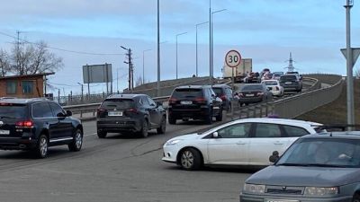 Jak vyřešit miliardovou patálii kvůli neschváleným zákonům? Někdy se hodí i díra do výfuku