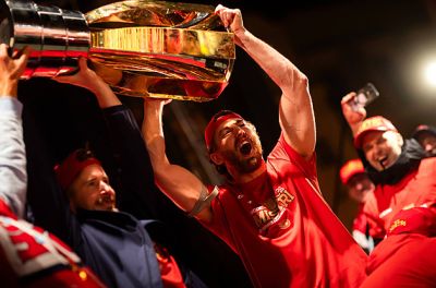 OBRAZEM: Hektolitry šampaňského a euforie uprostřed noci. Hokejoví mistři slavili