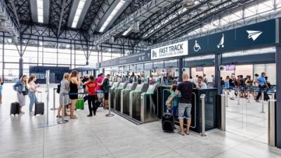Zemětřesení na letišti. Dva klíčoví muži jsou na odchodu
