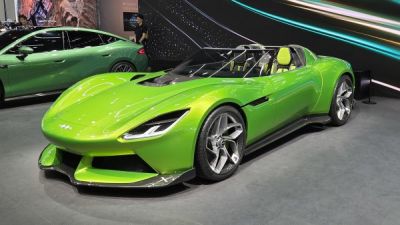 Evropa může jen tiše závidět. Největší autosalon světa mají v Číně, dominují mu kopie známých off-roadů a elektromobily