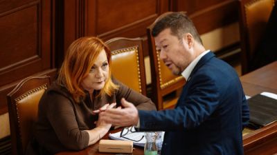 Jak snížit schodek? Cesta vede přes dávky pro Ukrajince a sliby ve stylu &bdquo;něco málo hned, zbytek později&ldquo;