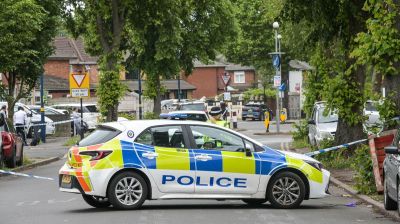 Muž v Británii bodl sedmnáctiletou dívku do krku