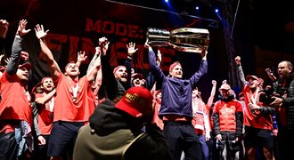Oslavy titulu Pardubic ONLINE: cestu Dynama sledoval i slavný bek, noční radost na náměstí