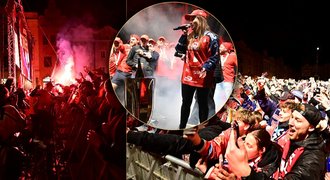 Jak vypadaly oslavy Dynama: Subban bavil plné náměstí česky, Červenka připomněl otvírák