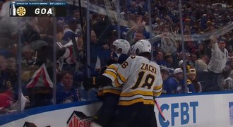 Pastrňák rozhodl o výhře a ukázal své emoce! Pořádně vytočil fanoušky Buffala