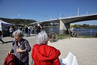 Fušeřina na Dvoreckém mostě? Plavební znaky pro lodní dopravu kazí dojem!