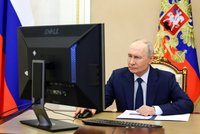 Volby v Rusku: Opozice hlásí nátlak, hlasuje se i na okupovaných územích! Putin mžoural do monitoru