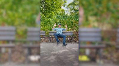 Nejhorší předvolební píseň: Ty, ty, ty, odzpívá Grolich. Pak ho hodí do Vltavy