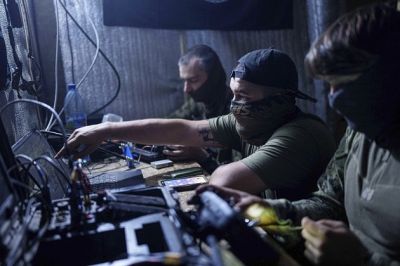 Hrdinský čin Ukrajinců: Dronem, dekou a vzkazem zachránili babičku před smrtí