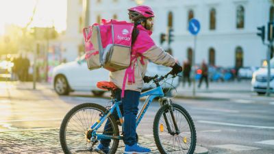 Místo mantinelů legalizace? Úprava švarcsystému naráží, v rozpočtu může podle kritiků chybět přes 100 miliard ročně