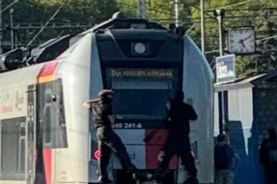 Train surfing v Libčicích: mladíci v maskách naskočili na vlak, hrozí jim vězení