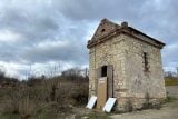 ‚Klenba byla propadlá, uvnitř rostl strom.‘ Spolek dobrovolníků obnovil kapli v Evani na Litoměřicku