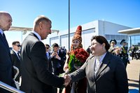 Zrzka u prezidentského stolu, »zpruzelý« Macinka a Pavel na Balkáně: Politici se rozletěli na východ