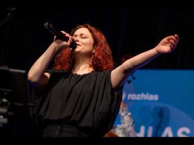 Rozhlas jede za vámi: Hostem Aleše Cibulky byla zpěvačka Lucia Šoralová