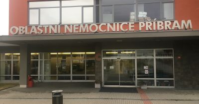 Podezření na dotační podvod? Policie prohledala nemocnici i středočeský krajský úřad